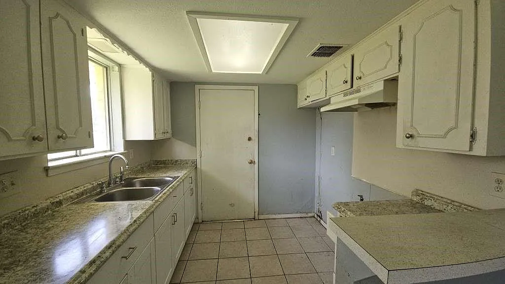 4 bed, 1.5 bath, 1218 sqft, $1,999 — Photo 4