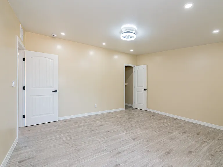 1117 E Illinois St — Photo 19