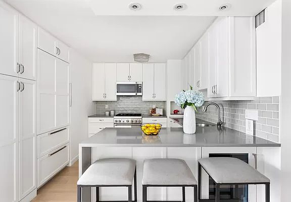4th image of 61 W 62nd St APT 7M
