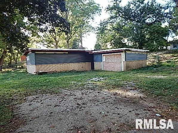 2130 Pershing Ave, Davenport, IA 52803
