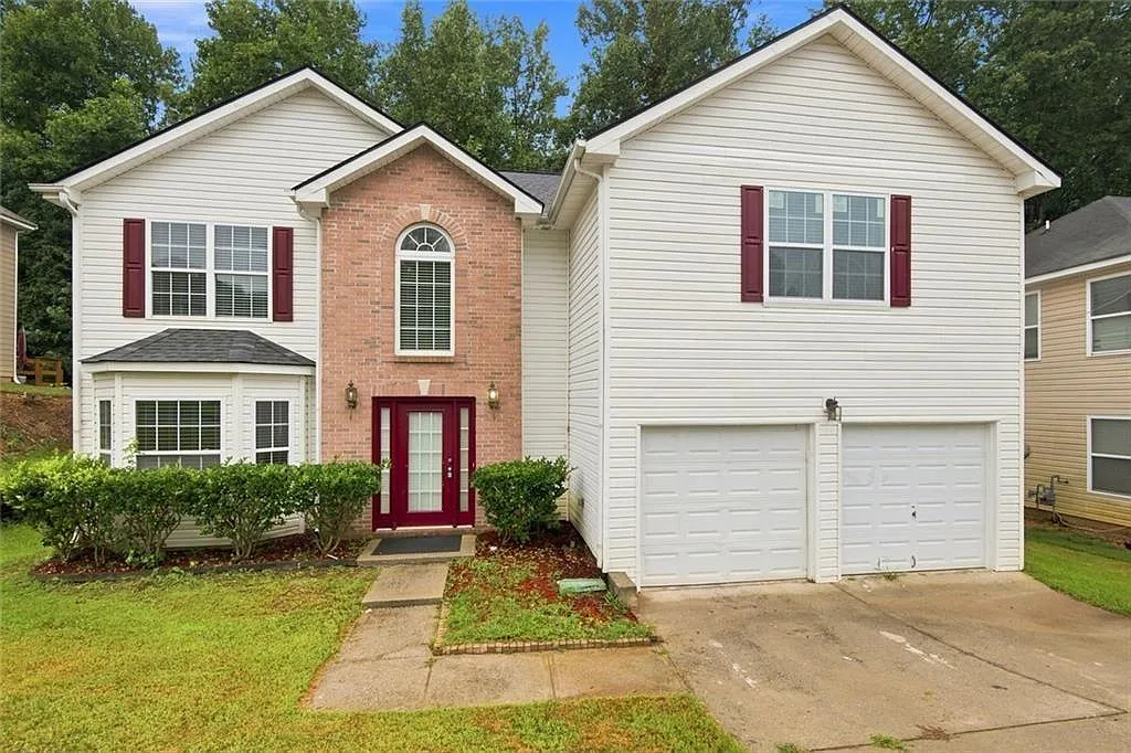 4 bed, 2.5 bath, $2,400 — Photo 2