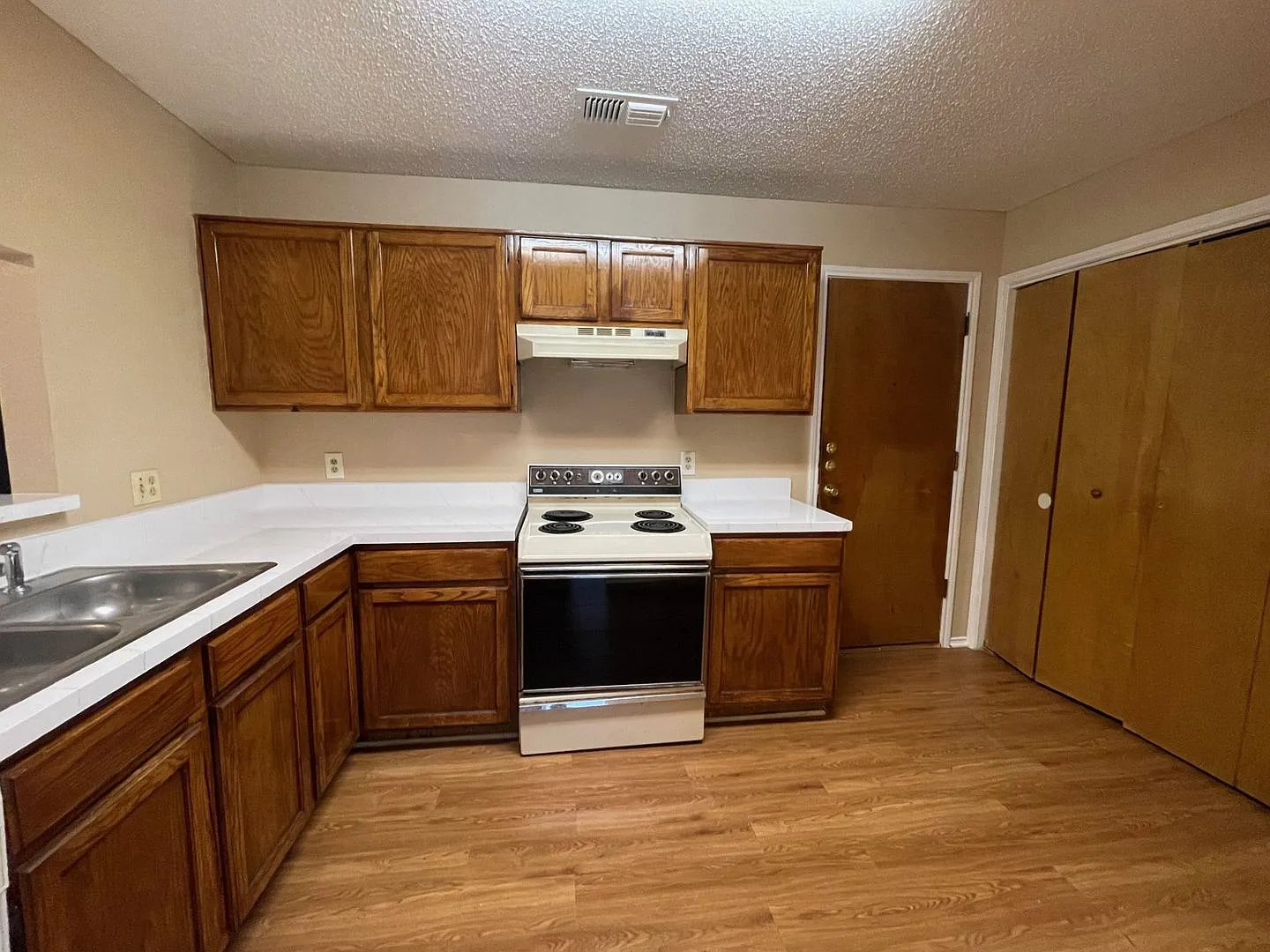 5606 Congressional Dr, Arlington, TX 76018 — Photo 4