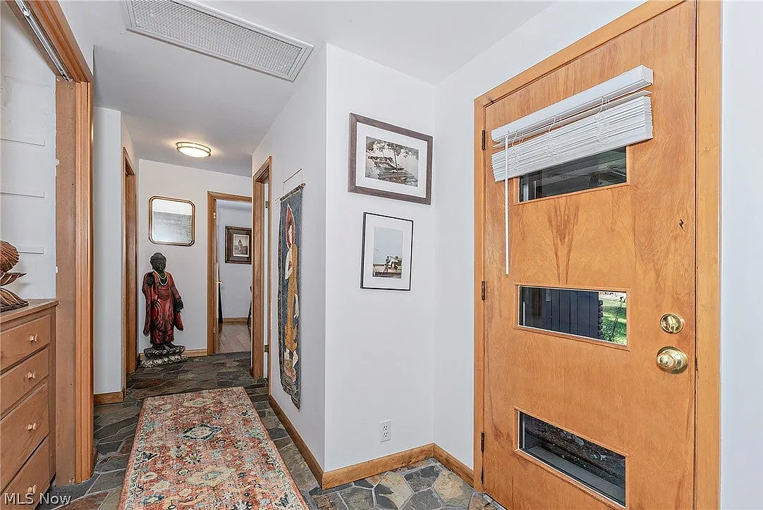 3 bed, 2022 sqft, $3,200 — Photo 4