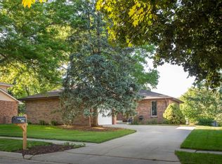 6320 Oakridge Dr, Lincoln, NE 68516