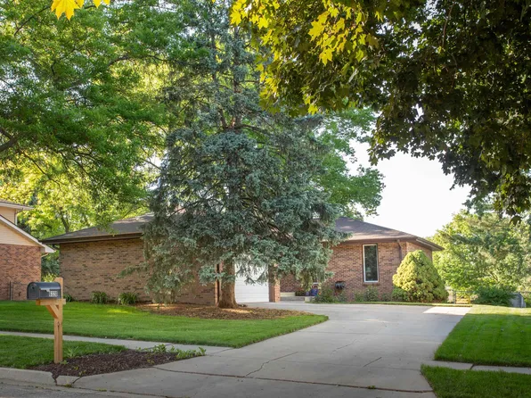 6320 Oakridge Dr, Lincoln, NE 68516