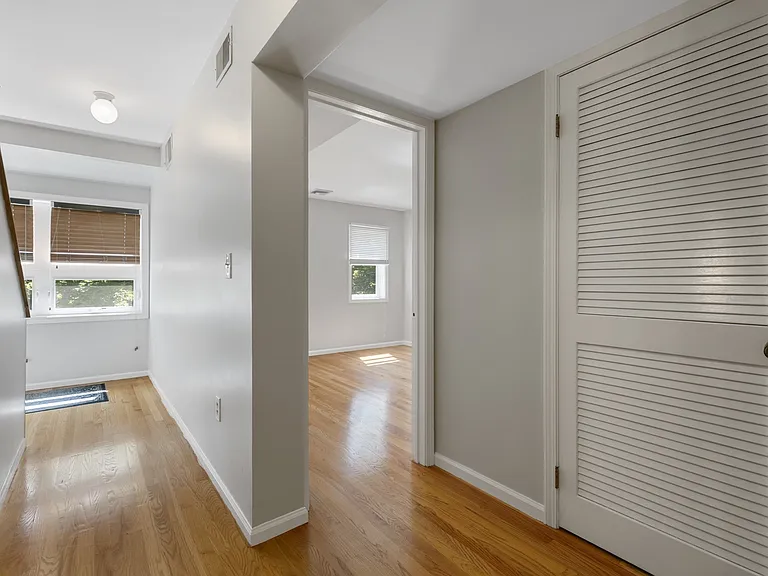 8 Locust Ln #4 — Photo 12