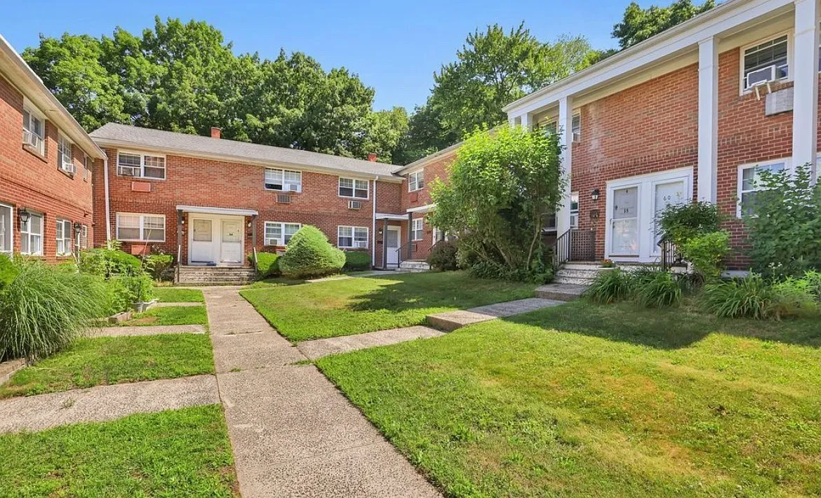 2 bed, 1.5 bath, 828 sqft, $2,250 — Photo 1