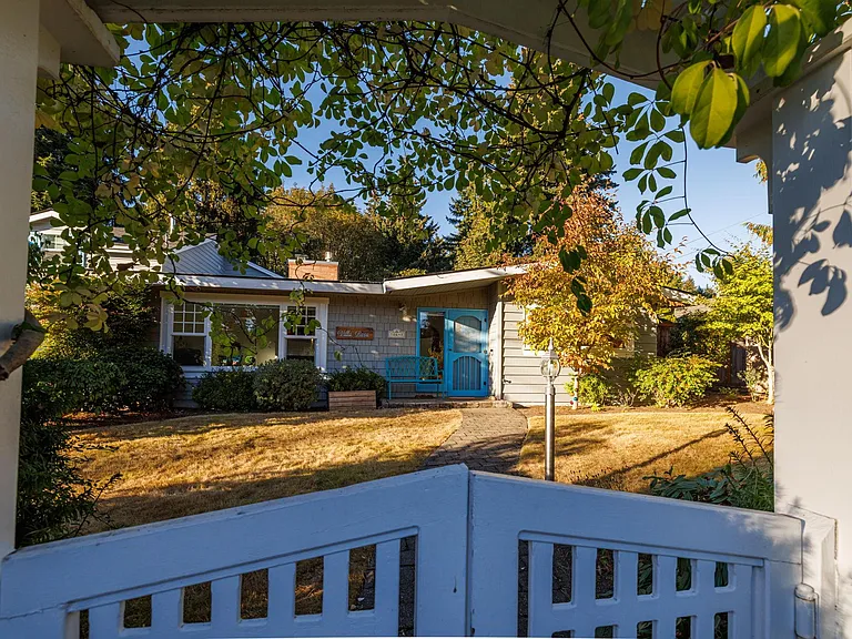 10648 NE 47th Pl — Photo 2