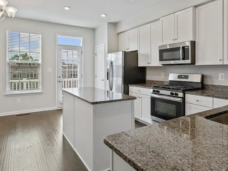 1221 Trenton Pl SE — Photo 9