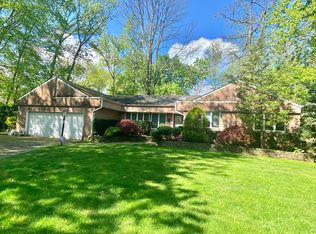 1B Ramsey Rd, Great Neck, NY 11023