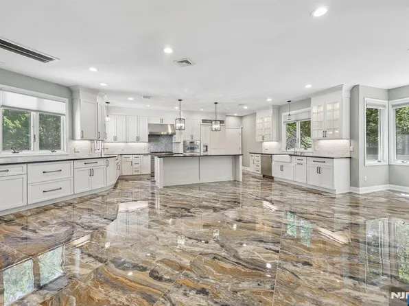 218 Irving Ave, Closter, NJ 07624