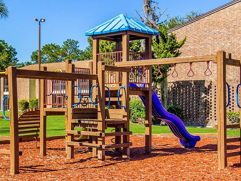 Laurel Pointe — Photo 14