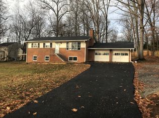 1124 Utterback Store Rd, Great Falls, VA 22066