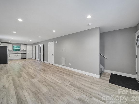 4th image of 110 Carpenter St