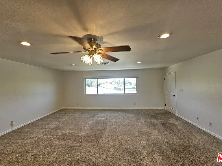 22040 Wyandotte St #UPSTAIRS — Photo 6