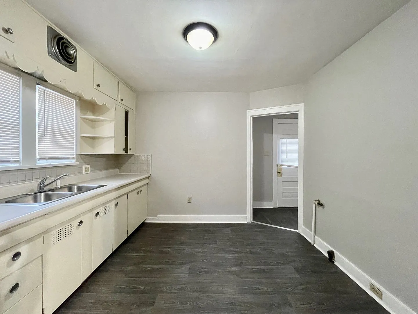 3 bed, 1.0 bath, 902 sqft, $1,275 — Photo 4