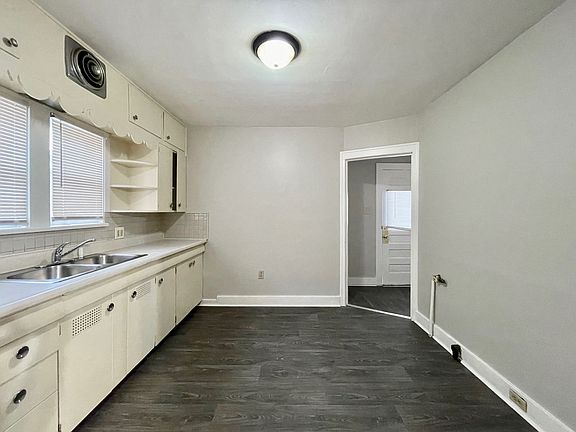 4th image of 990 E Isabella Ave