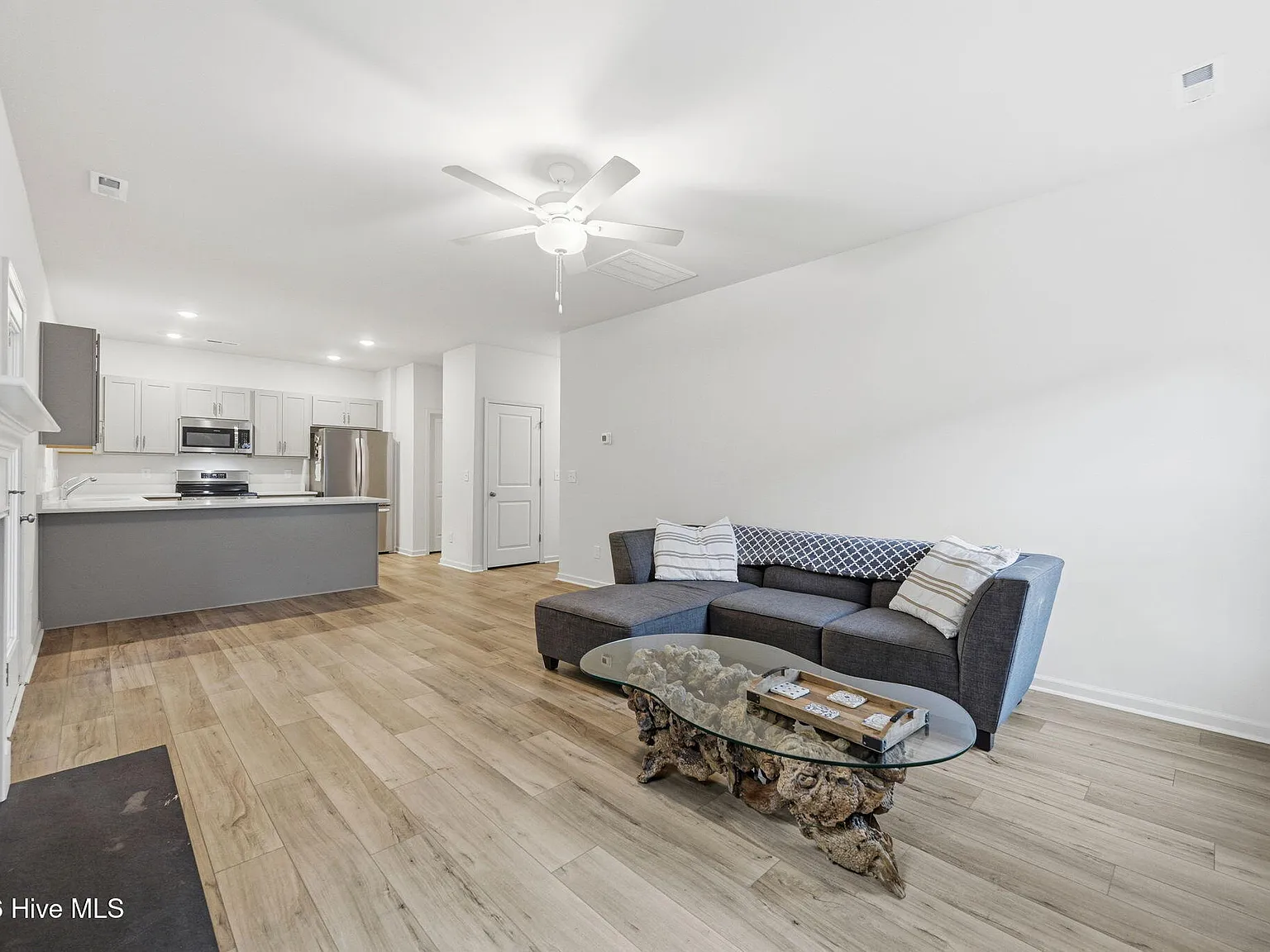 4 bed, 2.5 bath, 1772 sqft, $2,200 — Photo 4