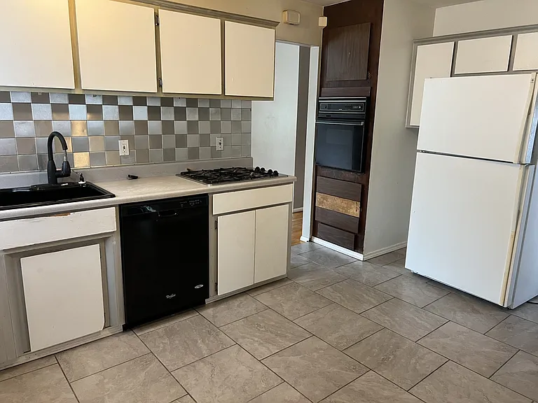 736 Forest St — Photo 5