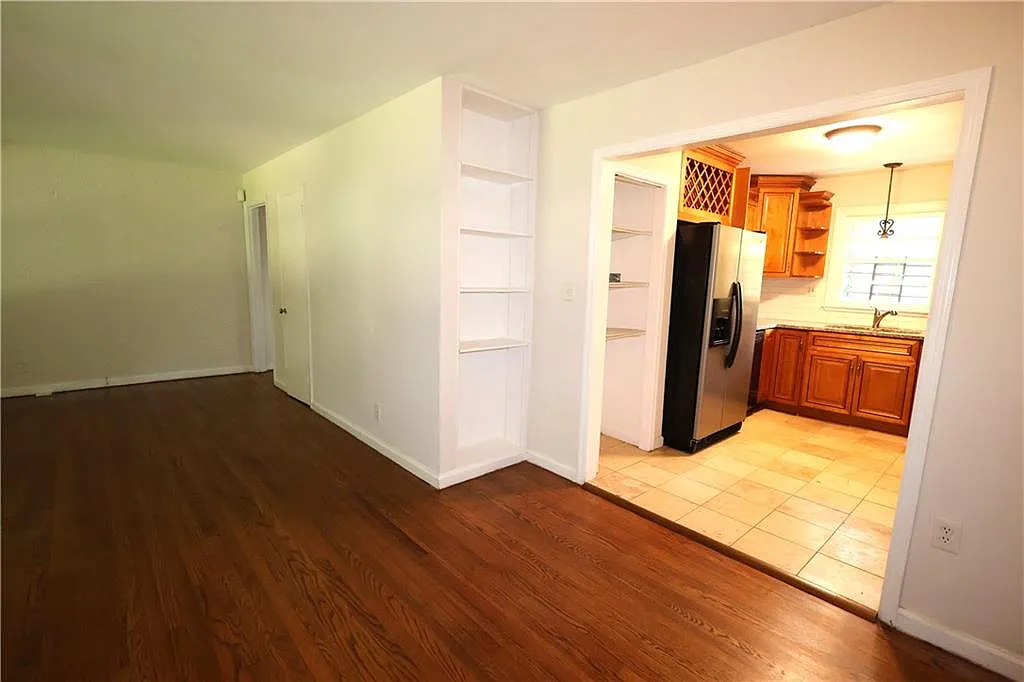 3 bed, 1.0 bath, 1152 sqft, $1,595 — Photo 2
