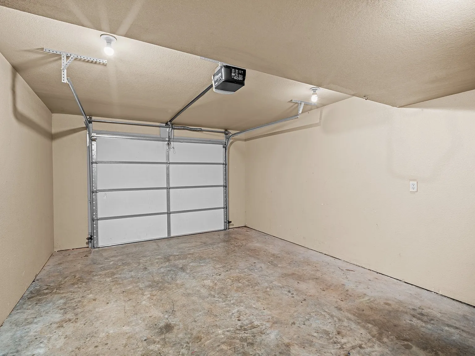 3 bed, 1.5 bath, 1600 sqft, $1,399 — Photo 3