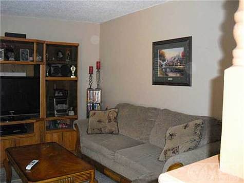 3rd image of 10276 Yellowstone St