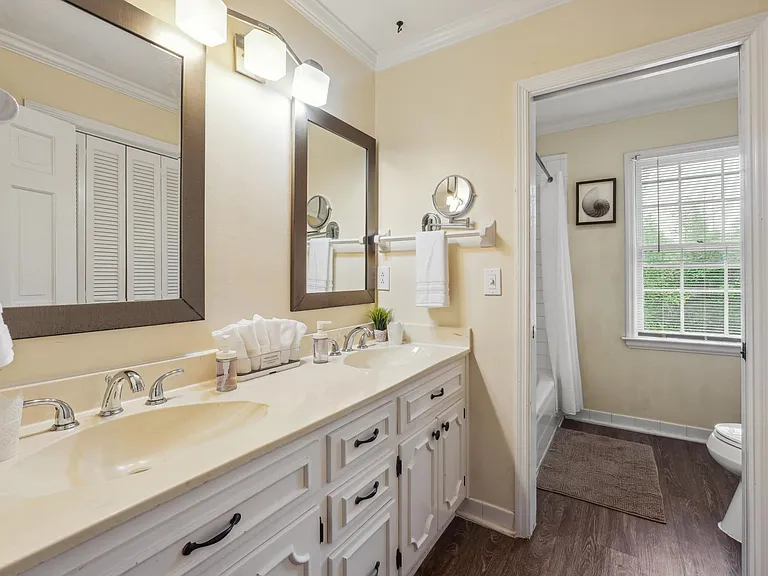 Full Hallway Bathroom (combination tub/shower) with double sink -Upstairs Level