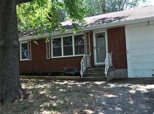 9516 Crestview Dr, Kansas City, MO 64137