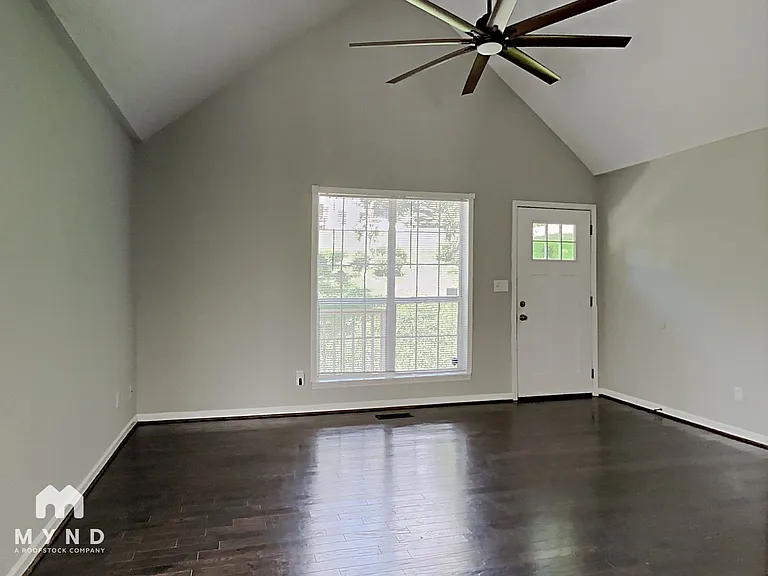 1021 Medina Dr — Photo 5