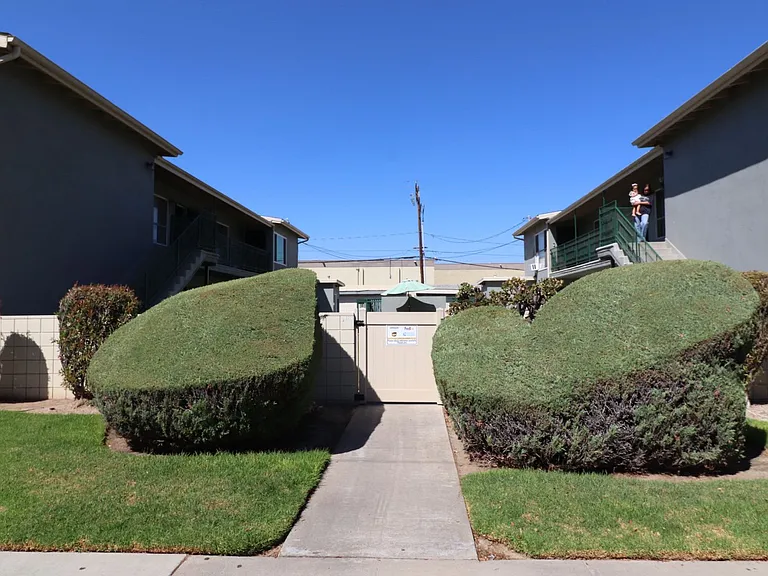 2227 E Westport Dr — Photo 3