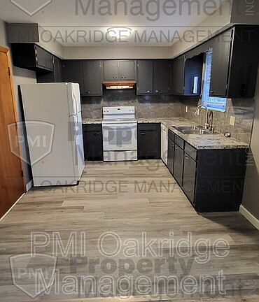 3rd image of 425 Heather St