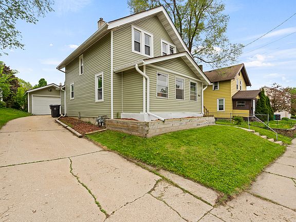 3rd image of 915 Regent St