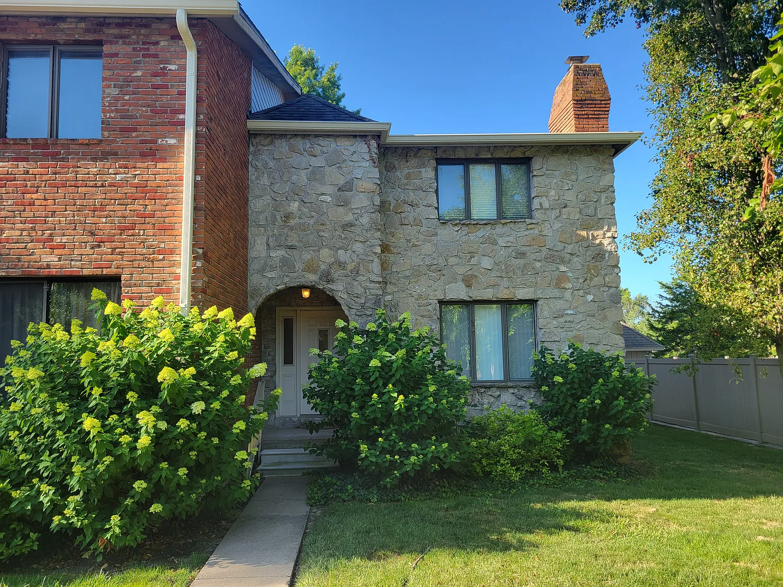 4 bed, 3.5 bath, 2250 sqft, $2,100 — Photo 1
