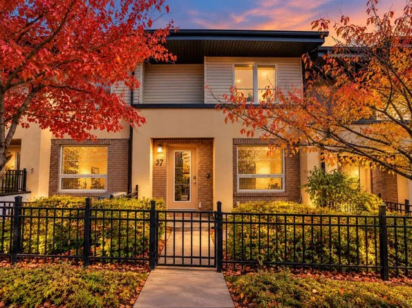 37 Aspen Hills Cmn SW, Calgary, AB T3H 0R7
