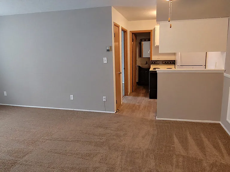 Colonial Club Apartments — Photo 14