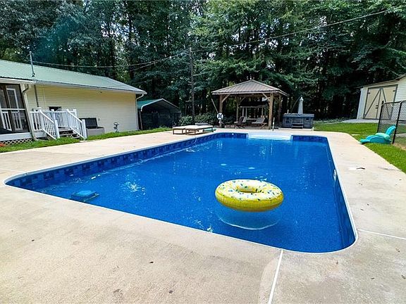 3rd image of 90 Howard Rd