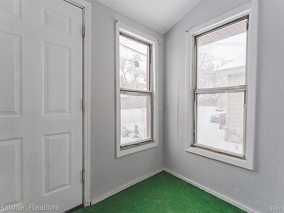 3rd image of 202 W Rundell St