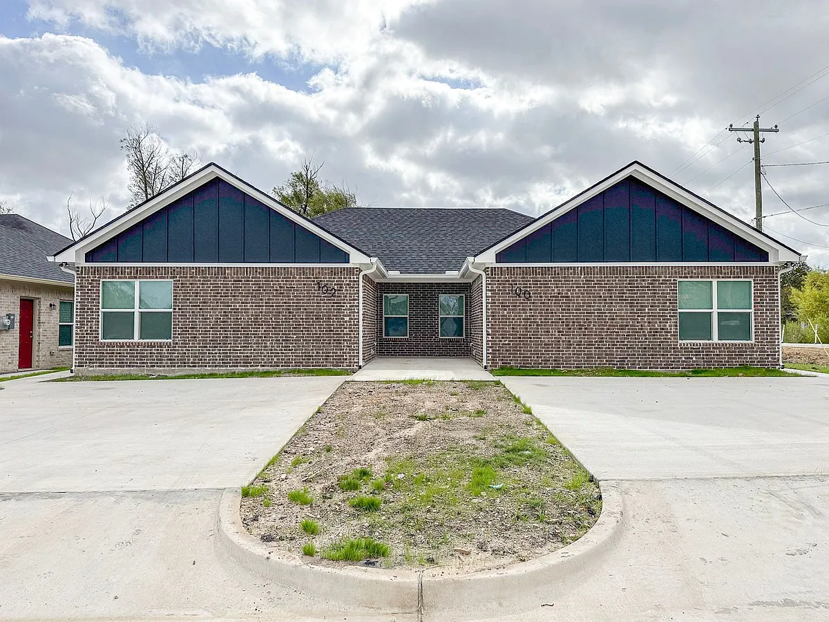 Building Photo - 100-102 Vitava Dr W
