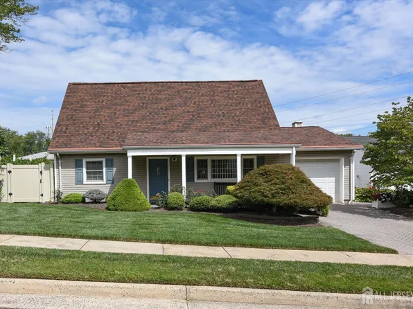 5 Wick Dr, Sayreville, NJ 08872