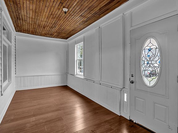 3rd image of 160 Zelmer St