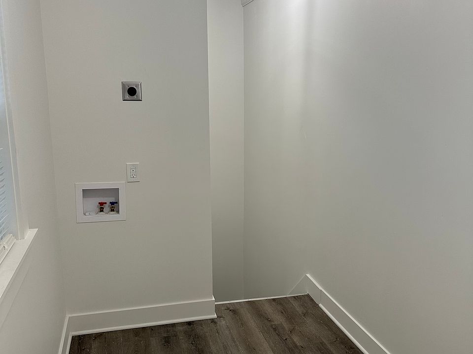 Top floor - washer/dryer hook-ups