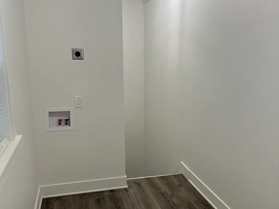 Top floor - washer/dryer hook-ups