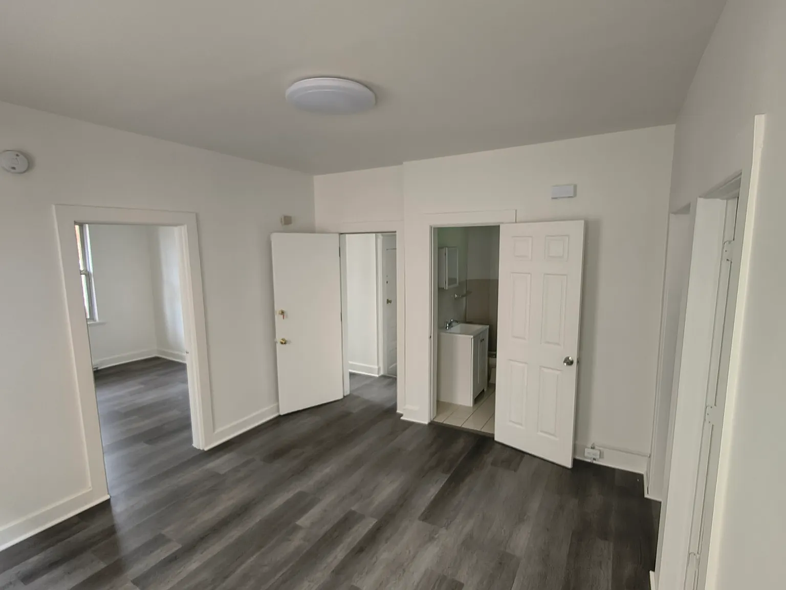 2 bed, 1000 sqft, $2,300 — Photo 2