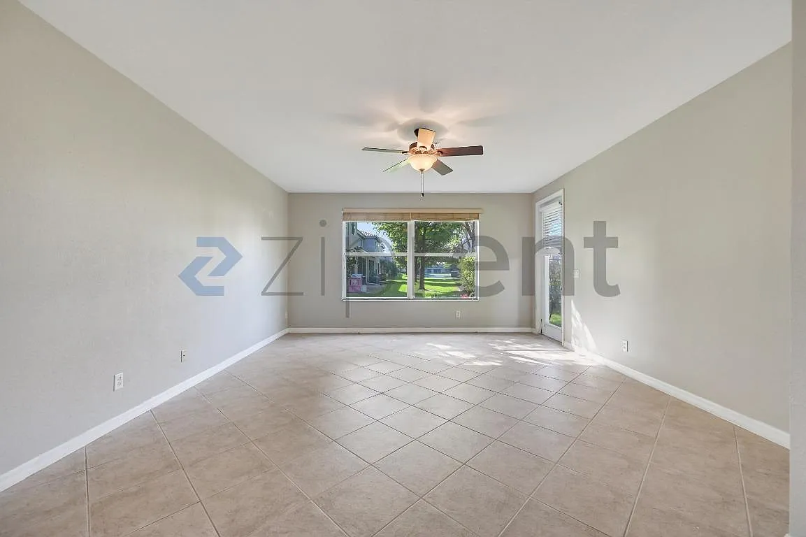 4 bed, 2.5 bath, 1019 sqft, $2,250 — Photo 2