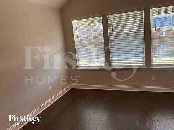 3rd image of 3225 Woodland Dr