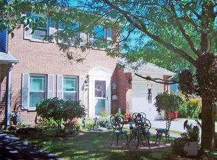 1423 Walnut Cir, Carol Stream, IL 60188