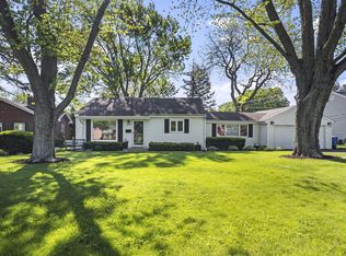 809 S Gables Blvd, Wheaton, IL 60189