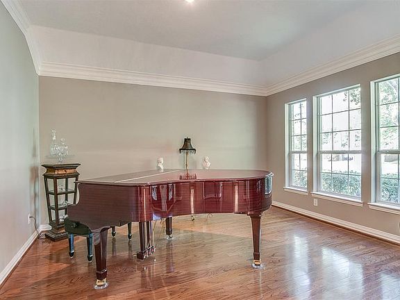 4th image of 1009 Oak Park Ln