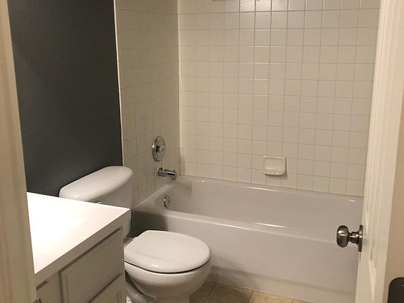 2nd floor full bathroom