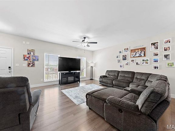 4th image of 3861 Robert Ave